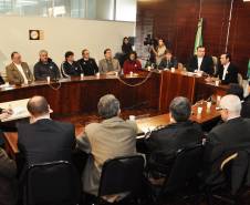 O Departamento de Trânsito do Paraná (Detran), a Frente Parlamentar de Apoio aos Empregados e Empregadores em Restaurantes, Hotéis, Pizzarias, Bares, Lanchonetes, Panificadoras, Confeitarias e Similares e outros representantes do poder público estadual e municipal discutiram, com empresários do setor, alternativas para minimizar o impacto da aplicação da lei seca nos estabelecimentos comerciais.