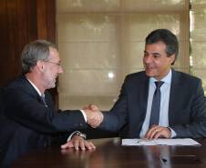 O governador Beto Richa sancionou nesta segunda-feira (27) a Lei 18.467/2015, que estabelece o Quadro Próprio do Departamento de Trânsito do Paraná (Detran). O projeto entra em vigor a partir da data da publicação no Diário Oficial do Estado, o que deve acontecer na terça-feira (28). Serão criadas três carreiras no quadro de servidores do órgão: analista de atividades de trânsito, técnico de atividade de trânsito e auxiliar de atividades de trânsito.Foto: Orlando Kissner/AEN
