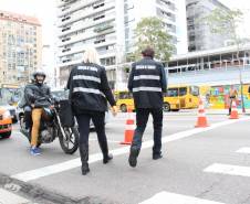 Mais de mil exemplares com material educativo foram entregues pelo Departamento de Trânsito do Paraná (Detran) e pelo Batalhão de Polícia de Trânsito (BPTran) durante uma blitz educativa nesta quinta-feira (21), na Avenida Cândido de Abreu, no centro de Curitiba.