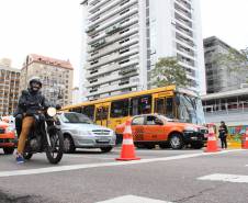 Mais de mil exemplares com material educativo foram entregues pelo Departamento de Trânsito do Paraná (Detran) e pelo Batalhão de Polícia de Trânsito (BPTran) durante uma blitz educativa nesta quinta-feira (21), na Avenida Cândido de Abreu, no centro de Curitiba.