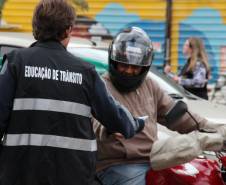 Mais de mil exemplares com material educativo foram entregues pelo Departamento de Trânsito do Paraná (Detran) e pelo Batalhão de Polícia de Trânsito (BPTran) durante uma blitz educativa nesta quinta-feira (21), na Avenida Cândido de Abreu, no centro de Curitiba.