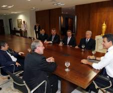 O diretor-geral do Departamento Nacional de Trânsito (Denatran), Alberto Angerami, visitou nesta terça-feira (26) a sede do Departamento de Trânsito do Paraná (Detran), em Curitiba. Os avanços paranaenses na oferta de serviços online, na municipalização e no desenvolvimento de tecnologias de ensino, foram apresentados como modelos que podem ser adotados em todo Brasil. Foto: Orlando Kissner