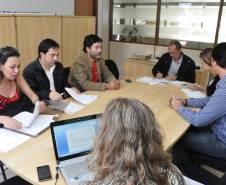 A diretoria do Detran Paraná recebeu na manhã desta quarta-feira (10), em Curitiba, a diretoria do Sindicato dos Servidores do Departamento. A reunião, conforme solicitação dos representantes dos funcionários, tratou da Assembleia Geral da Categoria, que acontece amanhã e vai discutir a decisão do Tribunal de Justiça do Estado, que na última sexta-feira (5) considerou a greve ilegal e pediu o fim imediato da paralização. 