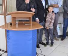 O Departamento de Trânsito do Paraná (Detran) inaugurou na tarde desta quinta-feira (25) o novo prédio da autarquia em Sarandi, no Noroeste do Estado. A unidade vai atender moradores da cidade, de Maringá e de mais oito municípios da Região. A partir de sexta-feira (26), o atendimento será feito normalmente, das 8h às 14h, e os usuários poderão optar por realizar os serviços na Ciretran da Avenida Antônio Volpato, que é paralela a BR 376, ou no Contorno Sul..Foto: Allan Marba