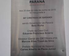 O Departamento de Trânsito do Paraná (Detran) inaugurou na tarde desta quinta-feira (25) o novo prédio da autarquia em Sarandi, no Noroeste do Estado. A unidade vai atender moradores da cidade, de Maringá e de mais oito municípios da Região. A partir de sexta-feira (26), o atendimento será feito normalmente, das 8h às 14h, e os usuários poderão optar por realizar os serviços na Ciretran da Avenida Antônio Volpato, que é paralela a BR 376, ou no Contorno Sul..Foto: Allan Marba