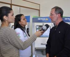 O Departamento de Trânsito do Paraná (Detran) inaugurou na tarde desta quinta-feira (25) o novo prédio da autarquia em Sarandi, no Noroeste do Estado. A unidade vai atender moradores da cidade, de Maringá e de mais oito municípios da Região. A partir de sexta-feira (26), o atendimento será feito normalmente, das 8h às 14h, e os usuários poderão optar por realizar os serviços na Ciretran da Avenida Antônio Volpato, que é paralela a BR 376, ou no Contorno Sul..Foto: Allan Marba