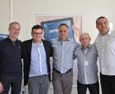 O Departamento de Trânsito do Paraná (Detran) inaugurou na tarde desta quinta-feira (25) o novo prédio da autarquia em Sarandi, no Noroeste do Estado. A unidade vai atender moradores da cidade, de Maringá e de mais oito municípios da Região. A partir de sexta-feira (26), o atendimento será feito normalmente, das 8h às 14h, e os usuários poderão optar por realizar os serviços na Ciretran da Avenida Antônio Volpato, que é paralela a BR 376, ou no Contorno Sul..Foto: Allan Marba