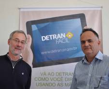 O Departamento de Trânsito do Paraná (Detran) inaugurou na tarde desta quinta-feira (25) o novo prédio da autarquia em Sarandi, no Noroeste do Estado. A unidade vai atender moradores da cidade, de Maringá e de mais oito municípios da Região. A partir de sexta-feira (26), o atendimento será feito normalmente, das 8h às 14h, e os usuários poderão optar por realizar os serviços na Ciretran da Avenida Antônio Volpato, que é paralela a BR 376, ou no Contorno Sul..Foto: Allan Marba