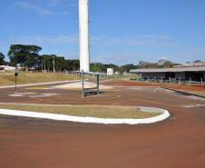 O Departamento de Trânsito do Paraná (Detran) inaugurou na tarde desta quinta-feira (25) o novo prédio da autarquia em Sarandi, no Noroeste do Estado. A unidade vai atender moradores da cidade, de Maringá e de mais oito municípios da Região. A partir de sexta-feira (26), o atendimento será feito normalmente, das 8h às 14h, e os usuários poderão optar por realizar os serviços na Ciretran da Avenida Antônio Volpato, que é paralela a BR 376, ou no Contorno Sul..Foto: Allan Marba