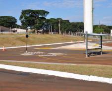 O Departamento de Trânsito do Paraná (Detran) inaugurou na tarde desta quinta-feira (25) o novo prédio da autarquia em Sarandi, no Noroeste do Estado. A unidade vai atender moradores da cidade, de Maringá e de mais oito municípios da Região. A partir de sexta-feira (26), o atendimento será feito normalmente, das 8h às 14h, e os usuários poderão optar por realizar os serviços na Ciretran da Avenida Antônio Volpato, que é paralela a BR 376, ou no Contorno Sul..Foto: Allan Marba