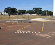 O Departamento de Trânsito do Paraná (Detran) inaugurou na tarde desta quinta-feira (25) o novo prédio da autarquia em Sarandi, no Noroeste do Estado. A unidade vai atender moradores da cidade, de Maringá e de mais oito municípios da Região. A partir de sexta-feira (26), o atendimento será feito normalmente, das 8h às 14h, e os usuários poderão optar por realizar os serviços na Ciretran da Avenida Antônio Volpato, que é paralela a BR 376, ou no Contorno Sul..Foto: Allan Marba