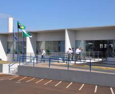 O Departamento de Trânsito do Paraná (Detran) inaugurou na tarde desta quinta-feira (25) o novo prédio da autarquia em Sarandi, no Noroeste do Estado. A unidade vai atender moradores da cidade, de Maringá e de mais oito municípios da Região. A partir de sexta-feira (26), o atendimento será feito normalmente, das 8h às 14h, e os usuários poderão optar por realizar os serviços na Ciretran da Avenida Antônio Volpato, que é paralela a BR 376, ou no Contorno Sul..Foto: Allan Marba