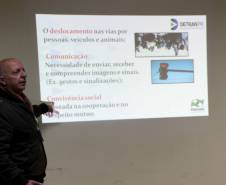 Motoristas que cometeram crimes de trânsito, por dirigirem embriagados, estão recebendo uma punição diferente em São José dos Pinhais, na Região Metropolitana de Curitiba. Foto: Emily Kravetz