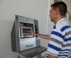 Acadêmicos, funcionários e comunidade já podem ter acesso aos serviços e consultas de habilitação e veículos dentro da Universidade. Nos últimos dois meses, o Detran (Departamento de Trânsito do Paraná) instalou três terminais de autoatendimento na Universidade Estadual do Centro-Oeste (Unicentro), Universidade Estadual de Ponta Grossa (UEPG) e Universidade Estadual do Norte do Paraná (UENP).Foto: Divulgação