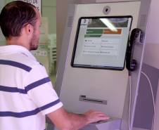 Acadêmicos, funcionários e comunidade já podem ter acesso aos serviços e consultas de habilitação e veículos dentro da Universidade. Nos últimos dois meses, o Detran (Departamento de Trânsito do Paraná) instalou três terminais de autoatendimento na Universidade Estadual do Centro-Oeste (Unicentro), Universidade Estadual de Ponta Grossa (UEPG) e Universidade Estadual do Norte do Paraná (UENP).Foto: Divulgação