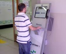 Acadêmicos, funcionários e comunidade já podem ter acesso aos serviços e consultas de habilitação e veículos dentro da Universidade. Nos últimos dois meses, o Detran (Departamento de Trânsito do Paraná) instalou três terminais de autoatendimento na Universidade Estadual do Centro-Oeste (Unicentro), Universidade Estadual de Ponta Grossa (UEPG) e Universidade Estadual do Norte do Paraná (UENP).Foto: Divulgação