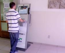 Acadêmicos, funcionários e comunidade já podem ter acesso aos serviços e consultas de habilitação e veículos dentro da Universidade. Nos últimos dois meses, o Detran (Departamento de Trânsito do Paraná) instalou três terminais de autoatendimento na Universidade Estadual do Centro-Oeste (Unicentro), Universidade Estadual de Ponta Grossa (UEPG) e Universidade Estadual do Norte do Paraná (UENP).Foto: Divulgação
