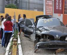 A primeira coisa que os jovens do ensino médio encontram ao chegar ao Hospital Universitário Cajuru, em Curitiba, foi um veículo destruído. Em uma ação inédita, com apoio do Departamento de Trânsito do Paraná (Detran), o hospital organiza uma visita guiada para alertar os futuros condutores sobre os riscos da imprudência no trânsito. 
