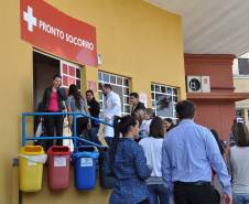 A primeira coisa que os jovens do ensino médio encontram ao chegar ao Hospital Universitário Cajuru, em Curitiba, foi um veículo destruído. Em uma ação inédita, com apoio do Departamento de Trânsito do Paraná (Detran), o hospital organiza uma visita guiada para alertar os futuros condutores sobre os riscos da imprudência no trânsito. 