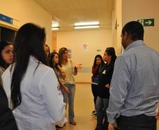 A primeira coisa que os jovens do ensino médio encontram ao chegar ao Hospital Universitário Cajuru, em Curitiba, foi um veículo destruído. Em uma ação inédita, com apoio do Departamento de Trânsito do Paraná (Detran), o hospital organiza uma visita guiada para alertar os futuros condutores sobre os riscos da imprudência no trânsito. 