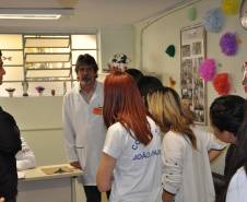 A primeira coisa que os jovens do ensino médio encontram ao chegar ao Hospital Universitário Cajuru, em Curitiba, foi um veículo destruído. Em uma ação inédita, com apoio do Departamento de Trânsito do Paraná (Detran), o hospital organiza uma visita guiada para alertar os futuros condutores sobre os riscos da imprudência no trânsito. 