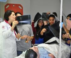 A primeira coisa que os jovens do ensino médio encontram ao chegar ao Hospital Universitário Cajuru, em Curitiba, foi um veículo destruído. Em uma ação inédita, com apoio do Departamento de Trânsito do Paraná (Detran), o hospital organiza uma visita guiada para alertar os futuros condutores sobre os riscos da imprudência no trânsito. 