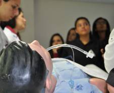 A primeira coisa que os jovens do ensino médio encontram ao chegar ao Hospital Universitário Cajuru, em Curitiba, foi um veículo destruído. Em uma ação inédita, com apoio do Departamento de Trânsito do Paraná (Detran), o hospital organiza uma visita guiada para alertar os futuros condutores sobre os riscos da imprudência no trânsito. 