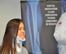 A primeira coisa que os jovens do ensino médio encontram ao chegar ao Hospital Universitário Cajuru, em Curitiba, foi um veículo destruído. Em uma ação inédita, com apoio do Departamento de Trânsito do Paraná (Detran), o hospital organiza uma visita guiada para alertar os futuros condutores sobre os riscos da imprudência no trânsito. 