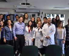 A primeira coisa que os jovens do ensino médio encontram ao chegar ao Hospital Universitário Cajuru, em Curitiba, foi um veículo destruído. Em uma ação inédita, com apoio do Departamento de Trânsito do Paraná (Detran), o hospital organiza uma visita guiada para alertar os futuros condutores sobre os riscos da imprudência no trânsito. 
