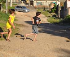 No período de férias escolares (de dezembro a fevereiro), as crianças tendem a brincar mais nas ruas e assim também podem estar mais expostas aos riscos de acidentes de trânsito. Pensando nisso, o Departamento de Trânsito do Paraná (Detran) elaborou algumas dicas aos pais e motoristas para garantir a segurança e boas lembranças dos dias de lazer. 