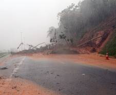 Barreira caida na BR 277, entre Paranaguá e Curitiba. Foto - Arnaldo Alves / AEN.