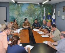 A fim de ampliar ações de educação e segurança no trânsito no Estado, o Departamento de Trânsito do Paraná (Detran) apresentou nesta sexta-feira (19), a formação de uma Rede de Ações Educativas de Trânsito. Além de firmar parcerias, a iniciativa organiza e executa uma série de atividades educacionais e comunitárias de trânsito para todo o Estado.
