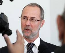 O Governo do Paraná lançou nesta segunda-feira (22) o novo site do Departamento de Trânsito do Paraná e o serviço de renovação automática da Carteira Nacional de Habilitação.