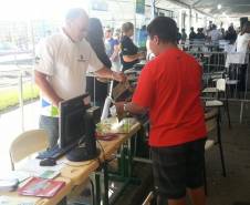 O Departamento de Trânsito do Paraná (Detran) atendeu 300 moradores de Pinhais e Região, no último sábado (12), no Programa Justiça no Bairro Sesc Cidadão. Durante a programação, a população pode participar de atividades lúdicas, ser orientada sobre o trânsito e receber informações sobre habilitação e veículos. 