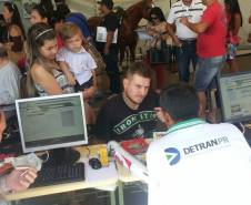 O Departamento de Trânsito do Paraná (Detran) atendeu 300 moradores de Pinhais e Região, no último sábado (12), no Programa Justiça no Bairro Sesc Cidadão. Durante a programação, a população pode participar de atividades lúdicas, ser orientada sobre o trânsito e receber informações sobre habilitação e veículos. 