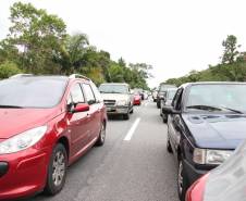 Com o feriado de Dia de Tiradentes (21), muita gente já se prepara para pegar a estrada. Mas, além de lembrar dos cuidados com o veículo e com a documentação pessoal, é preciso pensar no comportamento ao volante. Por isso, o Departamento de Trânsito do Paraná (Detran) reuniu orientações simples que tornam a viagem mais segura para motoristas e passageiros. 