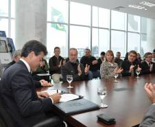 O governador Beto Richa assinou nesta quarta-feira (14) projeto de lei que altera e regulamenta a atividade dos despachantes de trânsito no Paraná. 
