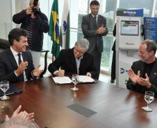 O governador Beto Richa assinou nesta quarta-feira (14) projeto de lei que altera e regulamenta a atividade dos despachantes de trânsito no Paraná. 