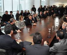 O governador Beto Richa assinou nesta quarta-feira (14) projeto de lei que altera e regulamenta a atividade dos despachantes de trânsito no Paraná. 