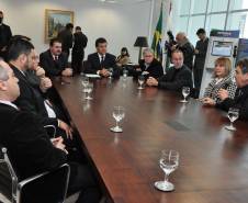 O governador Beto Richa assinou nesta quarta-feira (14) projeto de lei que altera e regulamenta a atividade dos despachantes de trânsito no Paraná. 