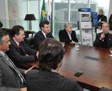 O governador Beto Richa assinou nesta quarta-feira (14) projeto de lei que altera e regulamenta a atividade dos despachantes de trânsito no Paraná. 