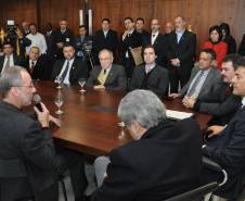 O governador Beto Richa assinou nesta quarta-feira (14) projeto de lei que altera e regulamenta a atividade dos despachantes de trânsito no Paraná. 