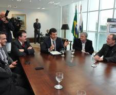 O governador Beto Richa assinou nesta quarta-feira (14) projeto de lei que altera e regulamenta a atividade dos despachantes de trânsito no Paraná. 