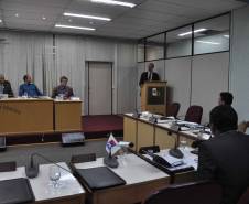 O diretor-geral do Departamento de Trânsito do Paraná, Marcos Traad apresentou os avanços da autarquia aos vereadores de Cutitiba, na manhã desta quarta-feira (18). Na Tribuna Livre, Traad prestou conta das atividades desenvolvidas nos últimos cinco anos e conversou com os parlamentares sobre mobilidade, legislação e formação de condutores. 