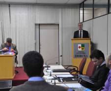 O diretor-geral do Departamento de Trânsito do Paraná, Marcos Traad apresentou os avanços da autarquia aos vereadores de Cutitiba, na manhã desta quarta-feira (18). Na Tribuna Livre, Traad prestou conta das atividades desenvolvidas nos últimos cinco anos e conversou com os parlamentares sobre mobilidade, legislação e formação de condutores. 