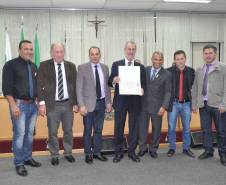 O diretor-geral do Departamento de Trânsito do Paraná, Marcos Traad apresentou os avanços da autarquia aos vereadores de Cutitiba, na manhã desta quarta-feira (18). Na Tribuna Livre, Traad prestou conta das atividades desenvolvidas nos últimos cinco anos e conversou com os parlamentares sobre mobilidade, legislação e formação de condutores. 