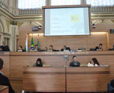 O diretor-geral do Departamento de Trânsito do Paraná, Marcos Traad apresentou os avanços da autarquia aos vereadores de Cutitiba, na manhã desta quarta-feira (18). Na Tribuna Livre, Traad prestou conta das atividades desenvolvidas nos últimos cinco anos e conversou com os parlamentares sobre mobilidade, legislação e formação de condutores. 