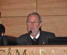 O diretor-geral do Departamento de Trânsito do Paraná, Marcos Traad apresentou os avanços da autarquia aos vereadores de Cutitiba, na manhã desta quarta-feira (18). Na Tribuna Livre, Traad prestou conta das atividades desenvolvidas nos últimos cinco anos e conversou com os parlamentares sobre mobilidade, legislação e formação de condutores. 