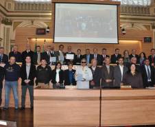 O diretor-geral do Departamento de Trânsito do Paraná, Marcos Traad apresentou os avanços da autarquia aos vereadores de Cutitiba, na manhã desta quarta-feira (18). Na Tribuna Livre, Traad prestou conta das atividades desenvolvidas nos últimos cinco anos e conversou com os parlamentares sobre mobilidade, legislação e formação de condutores. 