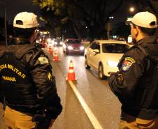 A partir de novembro, o condutor que recusar passar pelo bafômetro, ou qualquer exame que detecte a influência de álcool ou drogas, passa a pagar multa de R$ 2.934,70, terá a carteira de habilitação suspensa por doze meses e o veículo retido. A mudança, que aumenta em 53% o valor atual é prevista na Lei Federal 13.281/16 sancionada neste mês.